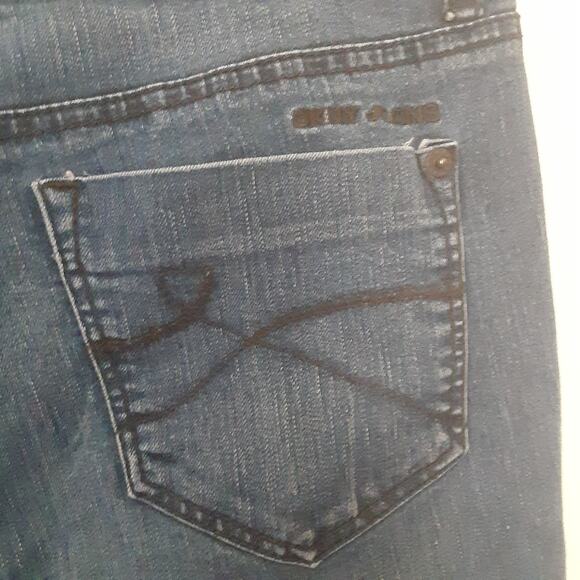 DKNY Women’s Jeans Size 6 Embroidered Back Pockets Whiskers Capris - Picture 5 of 9